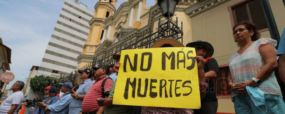 Manifestantes frente a la catedral de Piura