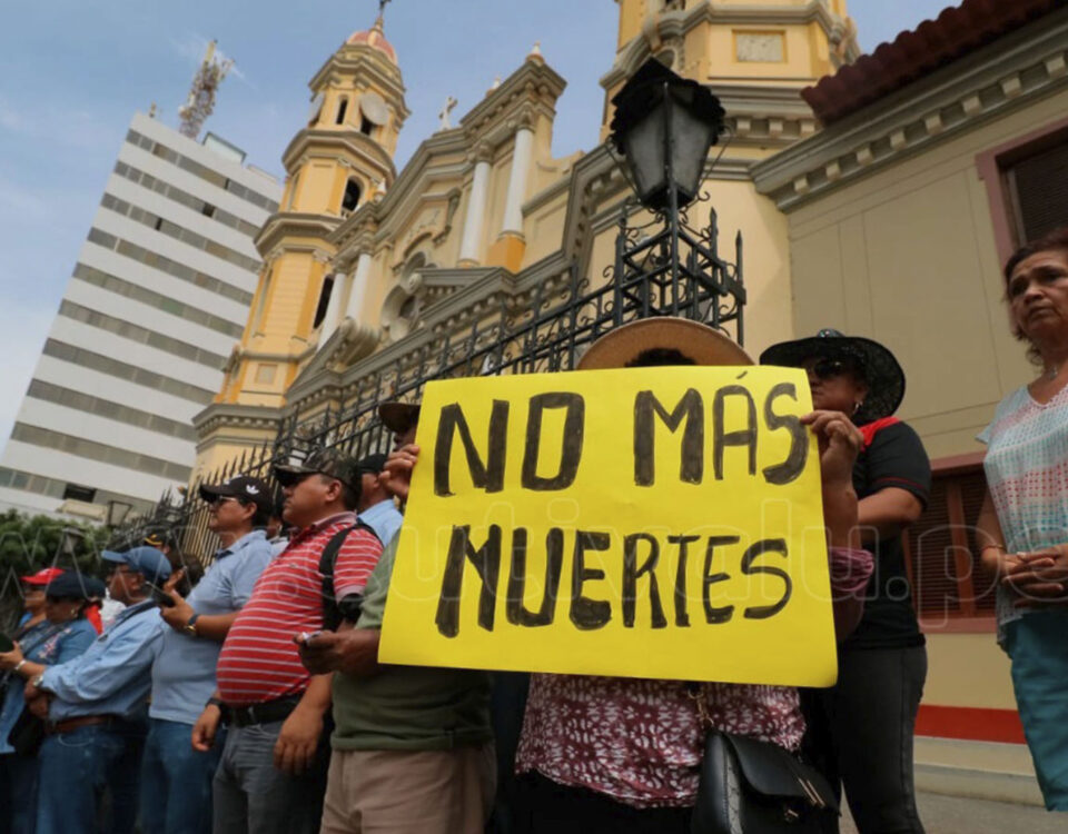Manifestantes frente a la catedral de Piura