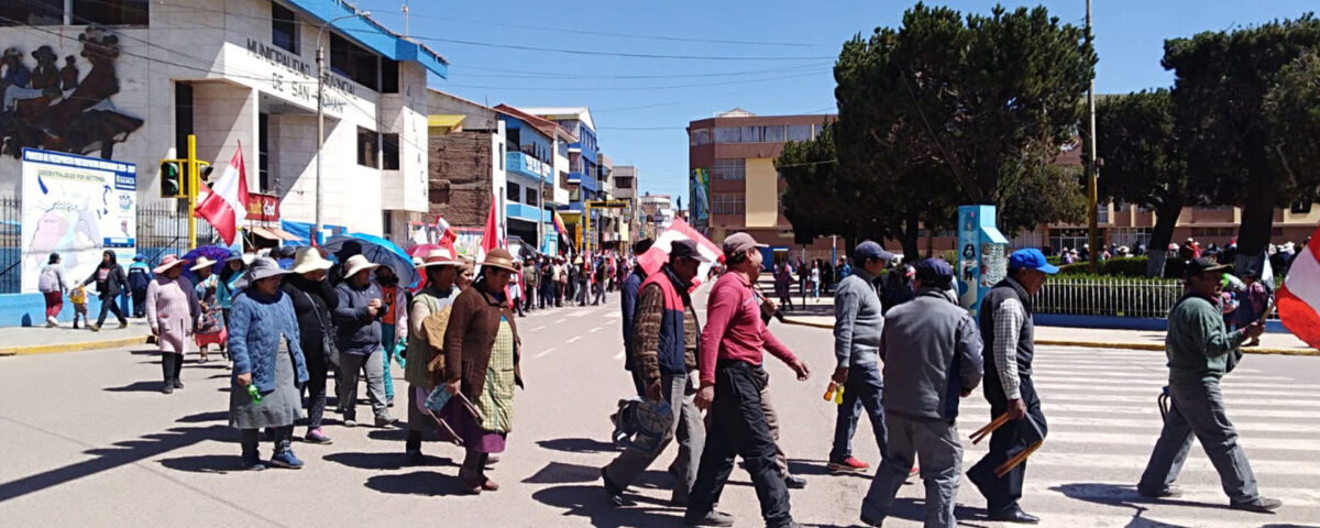 Comerciantes de Juliaca continúan en protesta